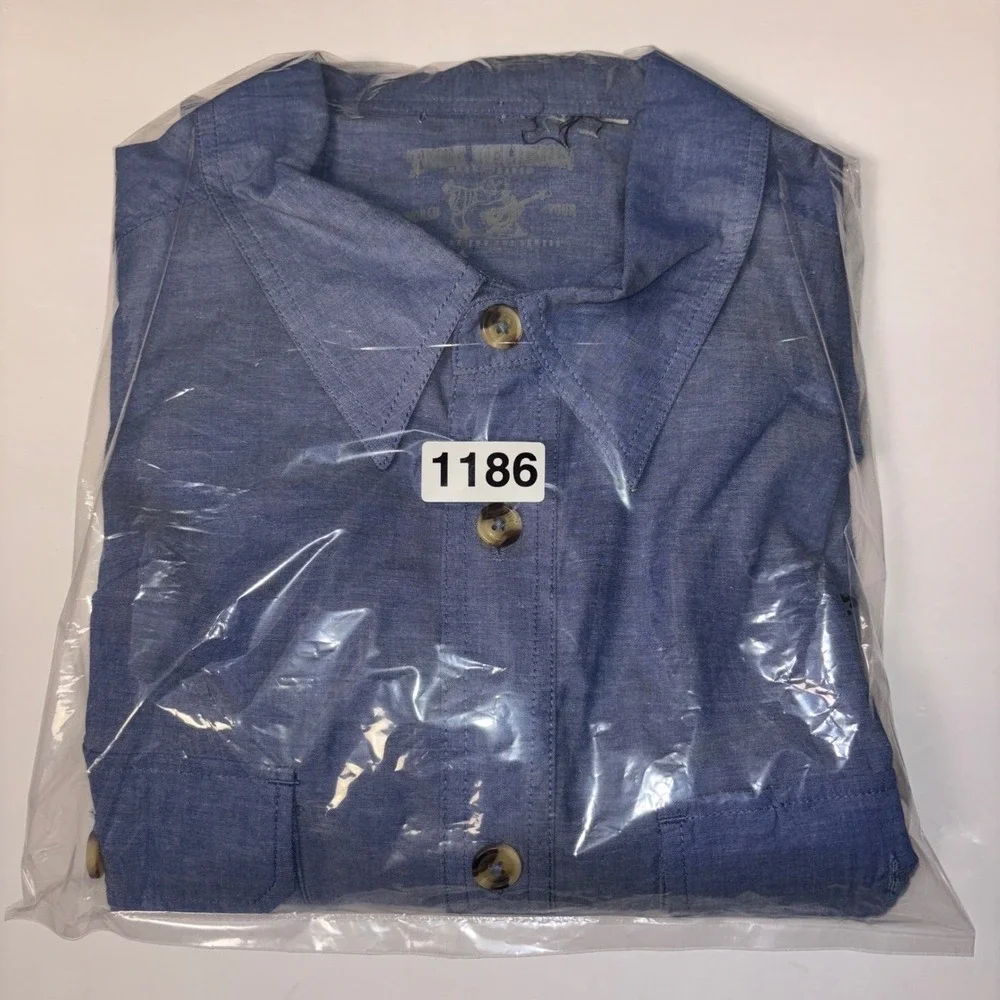 True Religion Button Up Men's L Blue Chambray Short‎ Sleeve Logo Graphic Shirt